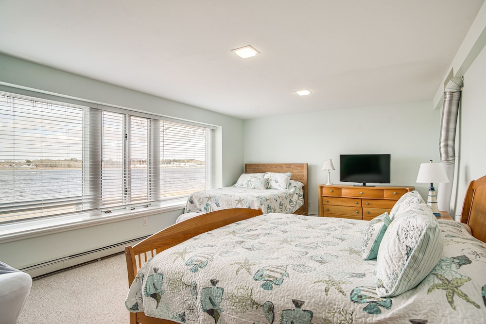 Bayfront Wareham Retreat w/ Private Beach!
