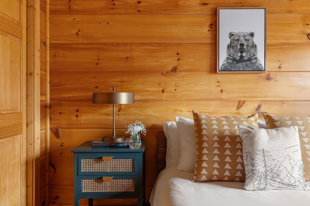 Yesteryear Mountain Charm Modern Vintage Retreat 5 Bedroom Home by Overmoon - Property Image 24