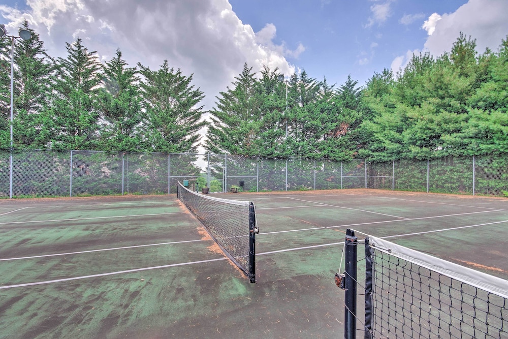 Golf, Hike & Explore: Blue Ridge Mtn Haven w/ Deck