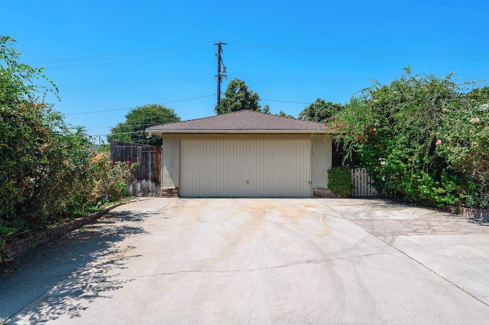 Spacious Retreat w Large Kitchen & Outdoor Patio