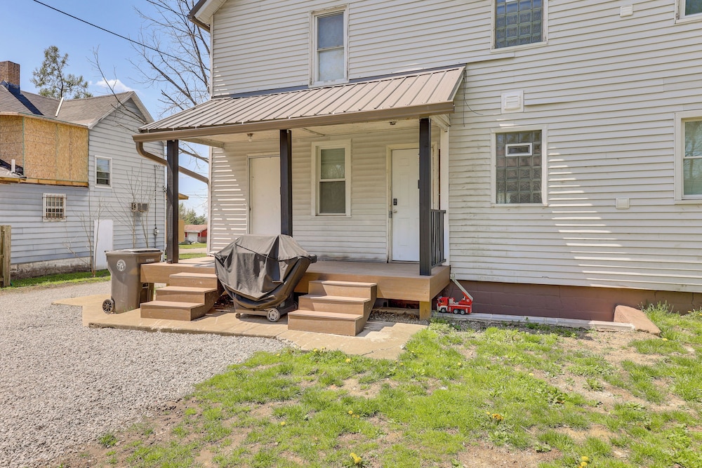 3 Mi to Dtwn: Quiet Youngstown Apt w/ Deck!