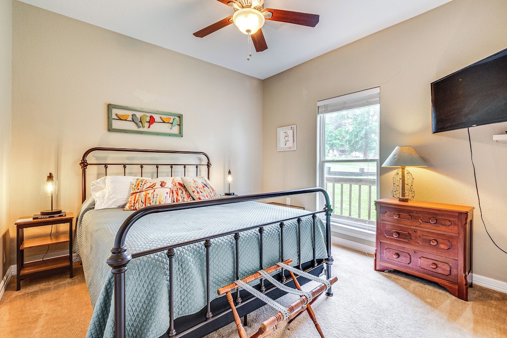 Views, Sunsets & Wildlife: Waterfront Gem in Texas