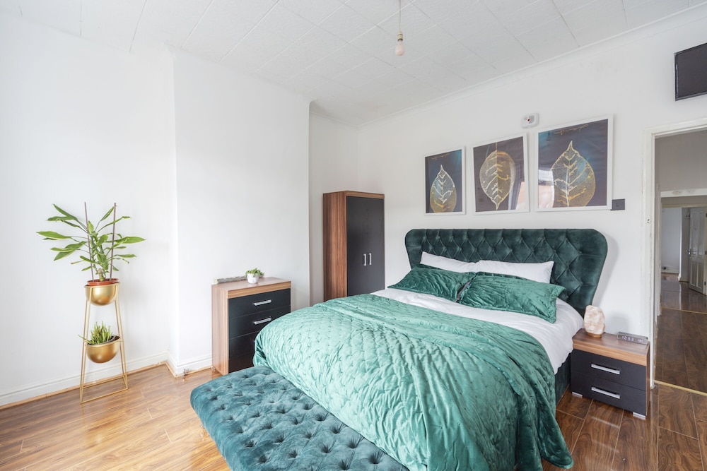 Charming 5-bed House in Birmingham view 3