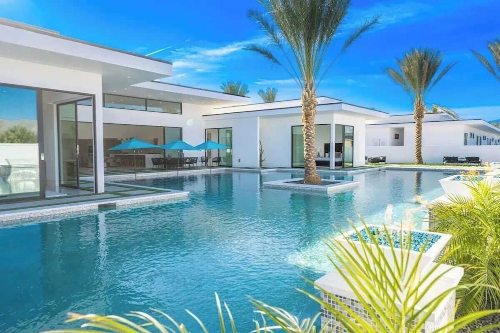 Pool, Hot Tub & Putting Green Minutes From Dining & Golf Bravo Villa #13 by Avantstay