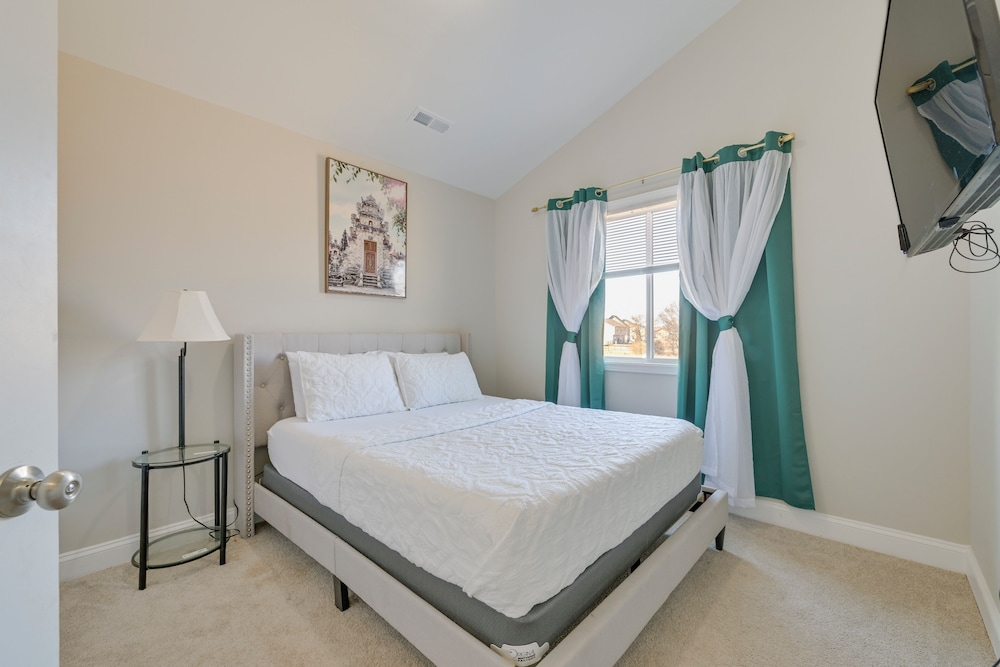 5 Mi to Charlotte Motor Speedway: Cozy Townhome