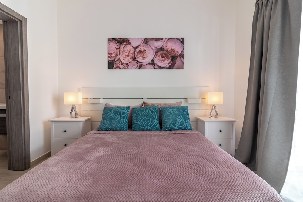 Modern 2BR Apartment - Paseo del Mar