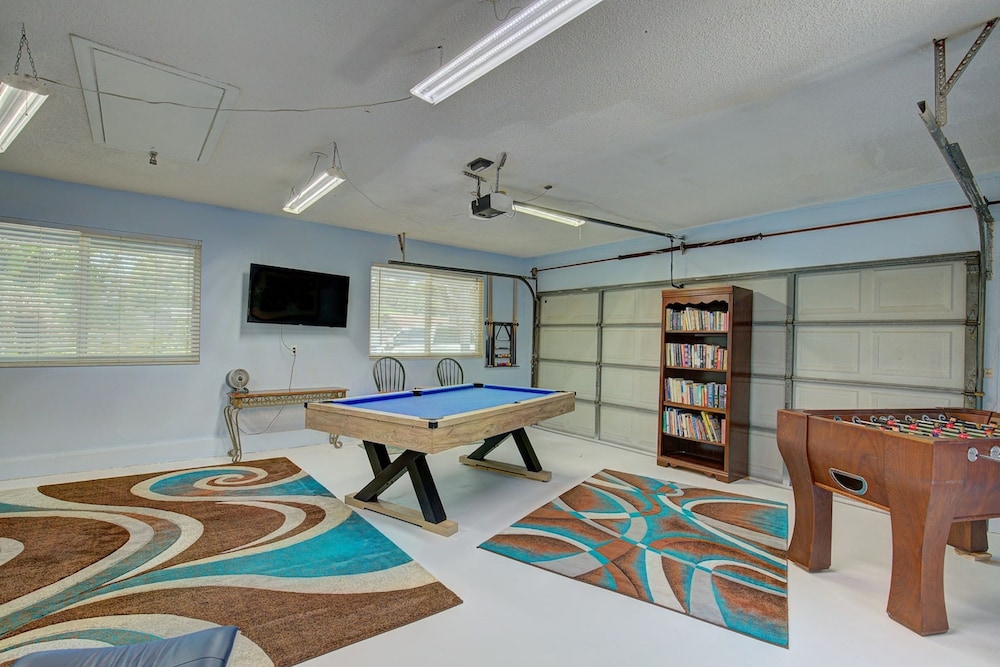 Spacious 4 3 Retreat- Heated Pool-playroom