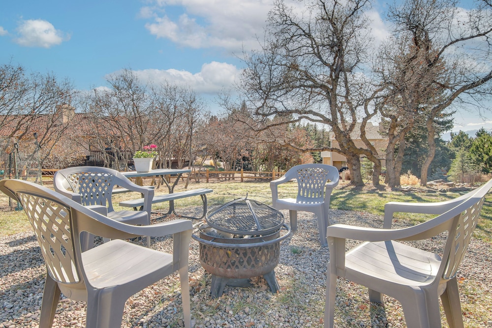 Private Hot Tub, 4 Mi to Usafa: Cozy Apartment!