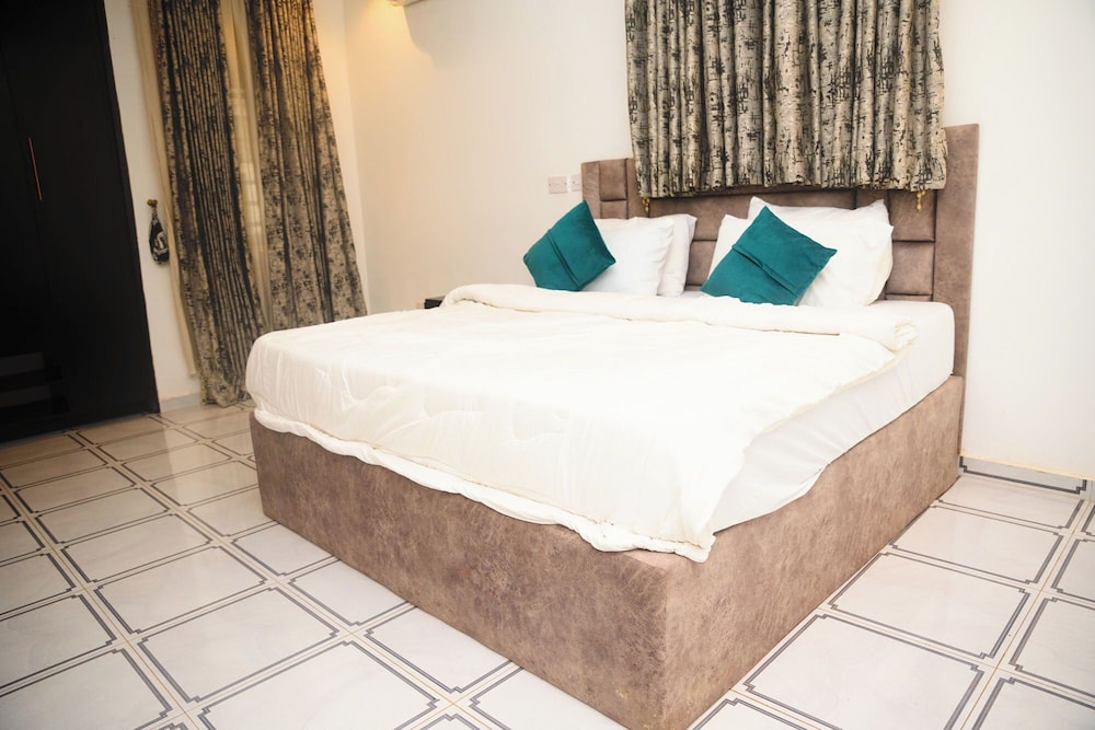 Luxurious 1 Duplex and 3 Flats Apartments, Ugbor Village RD, Benin City Nigeria