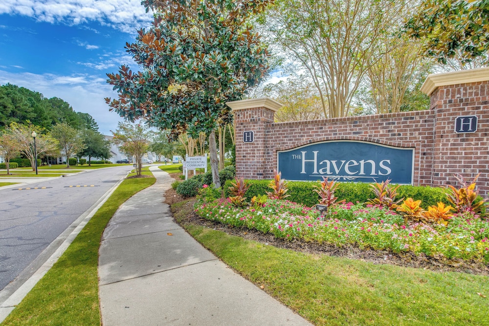Condo w/ Golf Course View in Barefoot Resort!