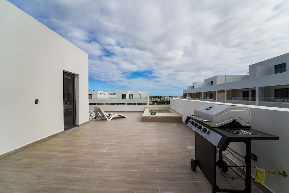 4 Bedroom Beach Penthouse w Private Rooftop