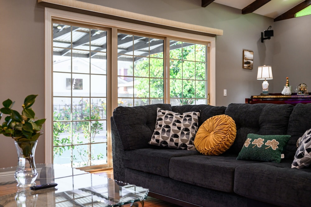 Luxury Estate With Sparkling Pool Elegant Amenities