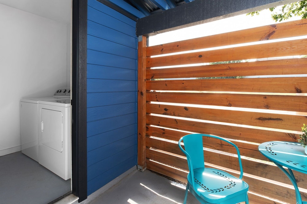 Cozy-Chic 2BR Patio Ideal for Groups