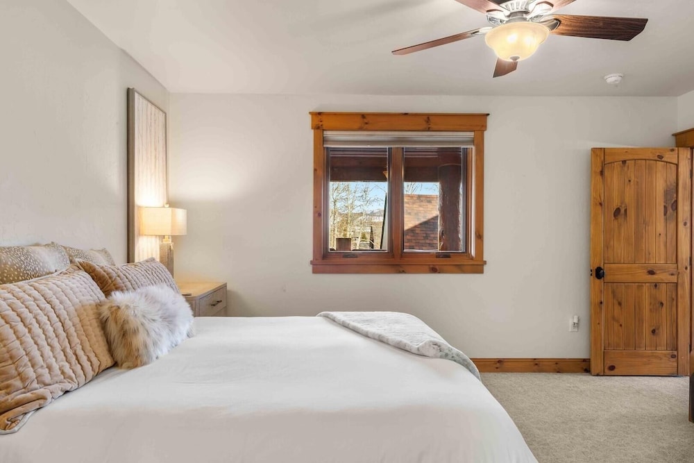 Mount Victoria Lodge #d 3 Bedroom Condo by RedAwning