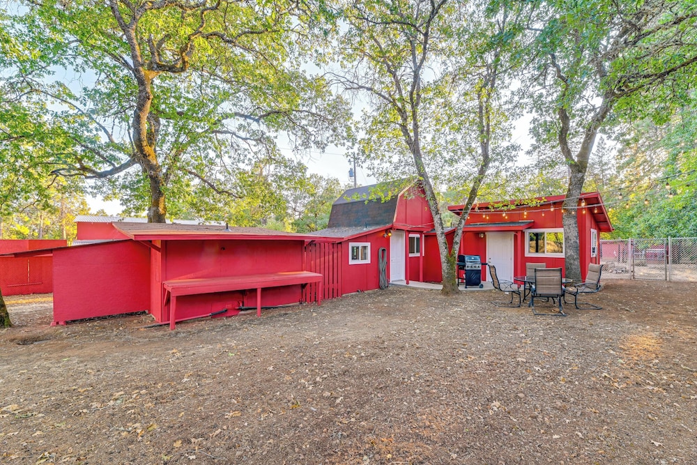 Grants Pass Cottage ~ 8 Mi to Rogue River! view 2
