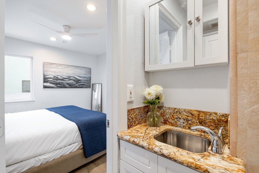 Sandy by Avantstay Oceanview Steps to Beach Patio w Fire Pit Dining Area