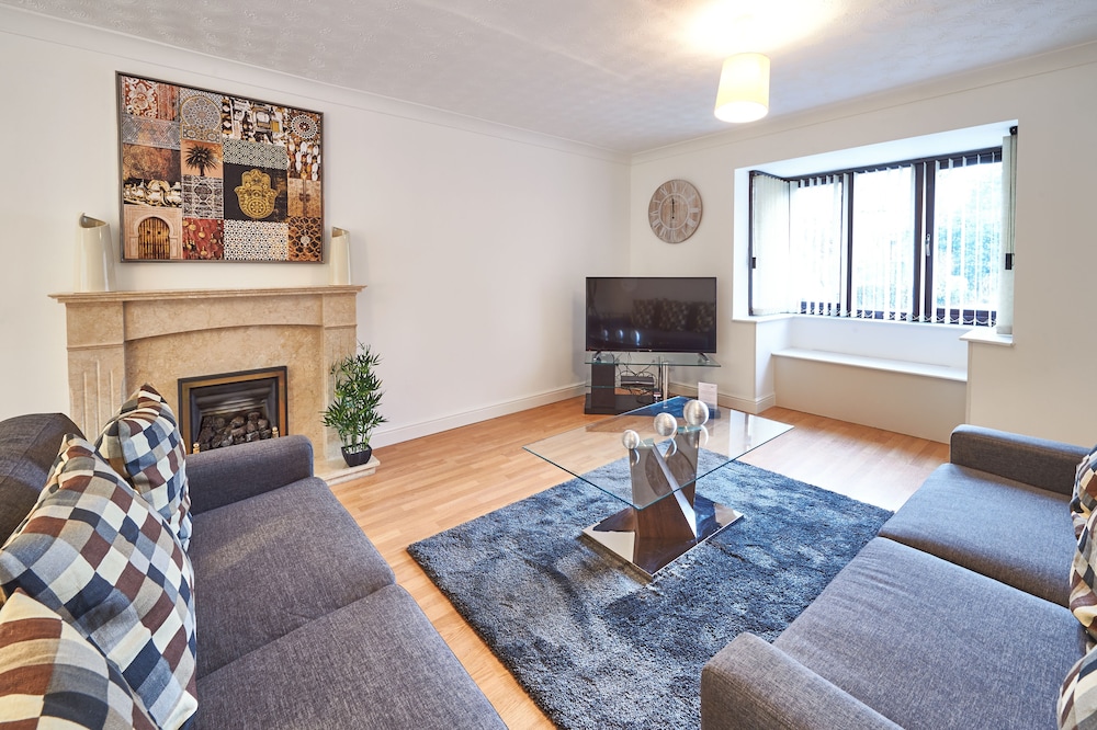 Northleigh House, Furzton, 6 Bedroom/5 Bathroom House