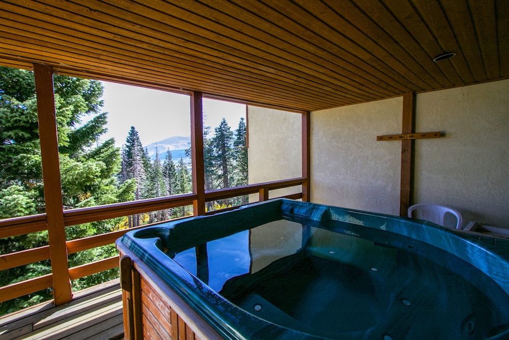 Bridges Townhome 7 Gorgeous Mountain Views, Private Jacuzzi, Steps to Eagle Lodge by RedAwning