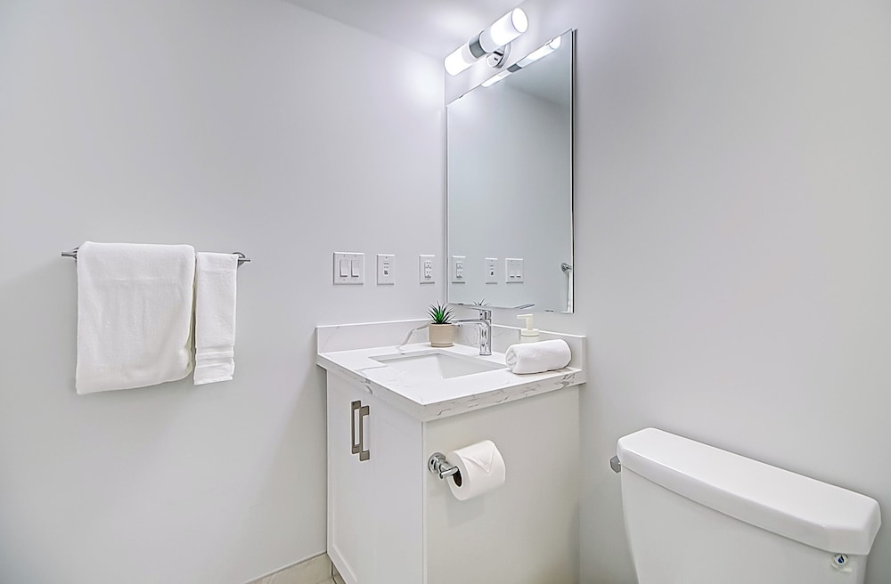 Modern 3BR Retreat Near Yorkdale Mall