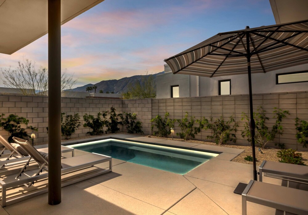 Modern Miralon - Sophisticated Retreat for Up To 5 w/ Resort Amenities