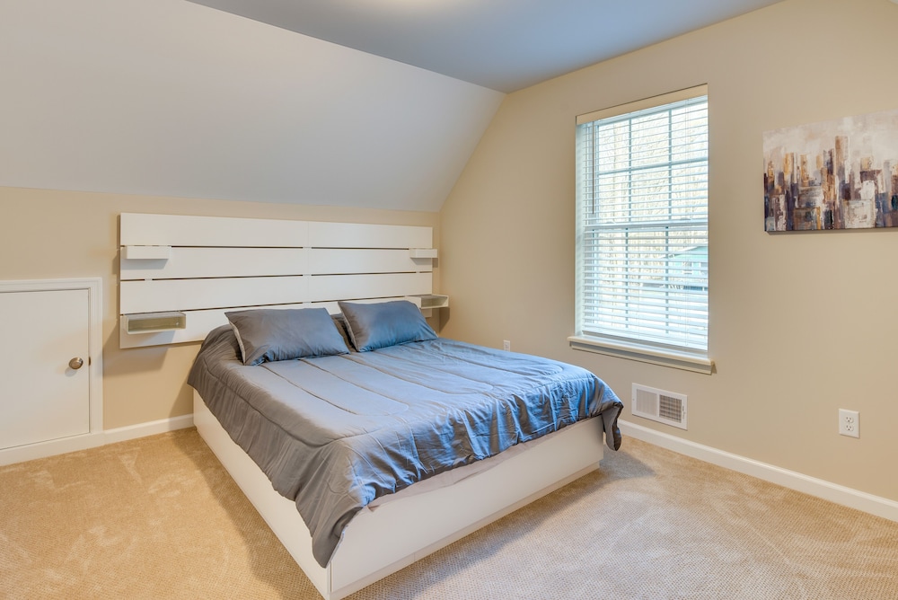 Hotel Pocono Lake Home w/ Community Perks: Hike & Ski! - Image 1