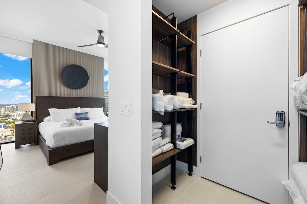 Lux Studio W City Views and Pool