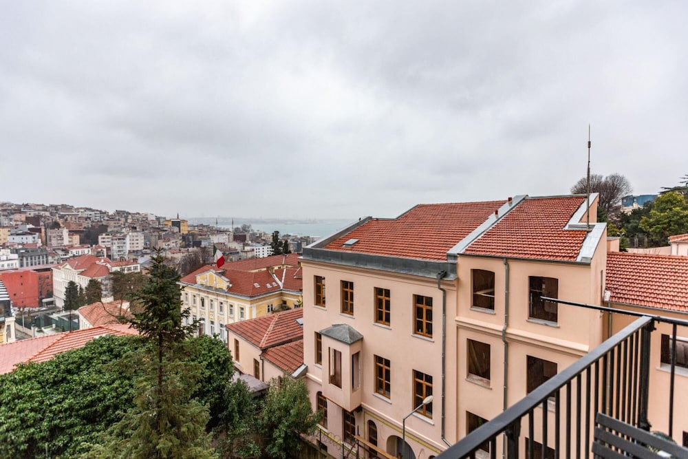 Missafir Historical Flat With Sea View in Beyoglu