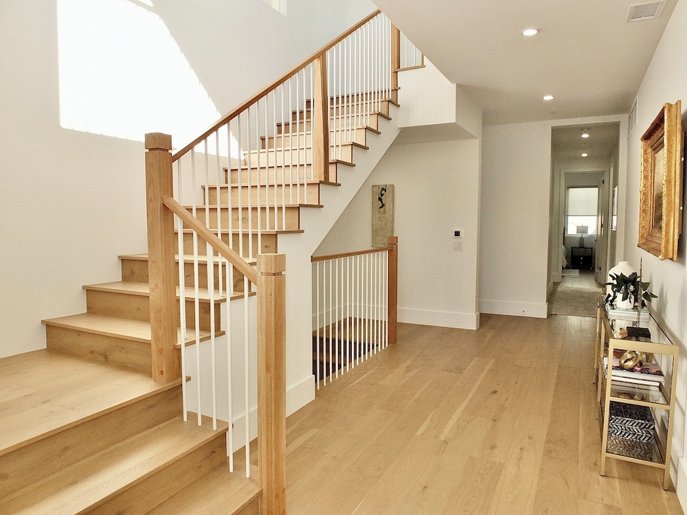 Beach Paradise Stunning 3-story in Long Beach!