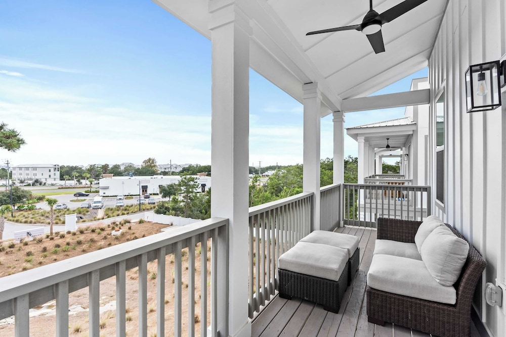 2 Homes in Inlet Beach by Avantstay Sleeps 24, Walk to Beach, Free Golf Cart, Rooftop Decks, Pool Access
