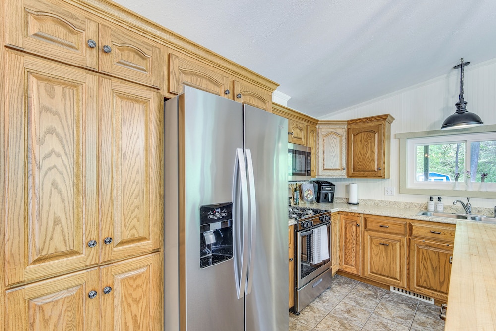 Walk to River: Loudonville Retreat w/ Hot Tub!