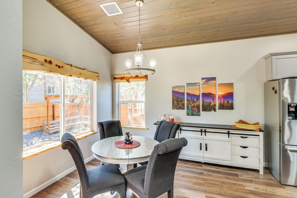 Hot Tub & Outdoor Living: Relaxing Show Low Cabin