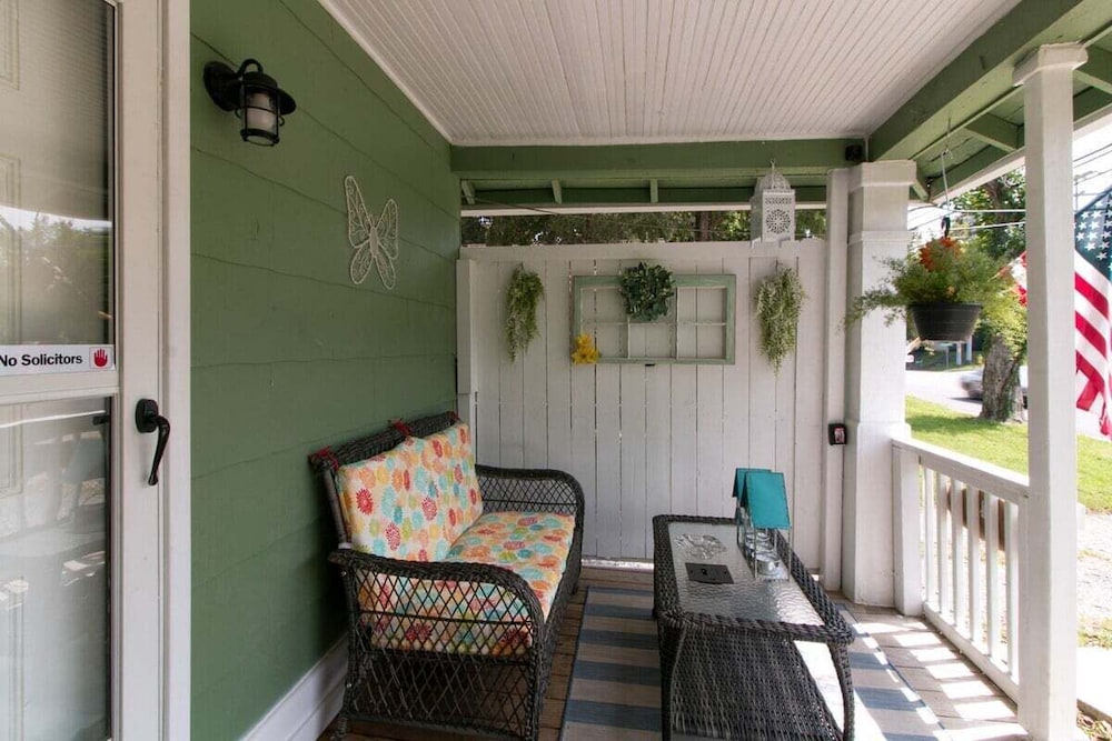 Clarksville Cottage on Crossland