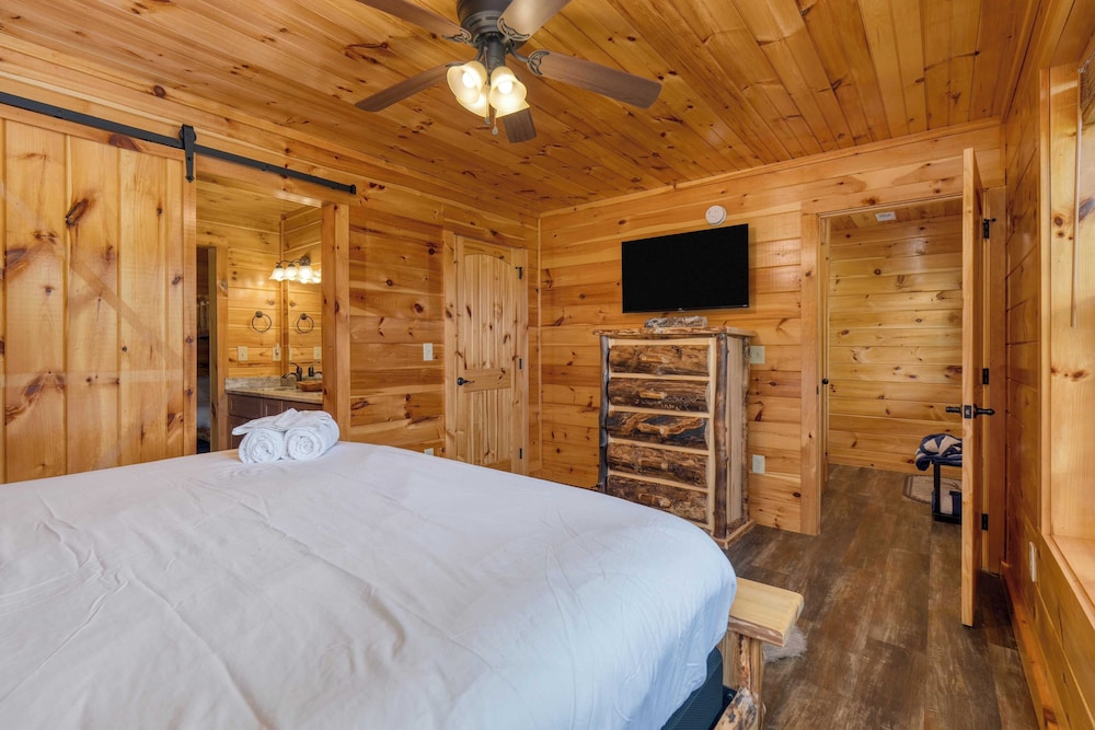 Evergreen Echo by Avantstay Cabin w/ Mountain Views, Theater, Game Room, and Hot Tub
