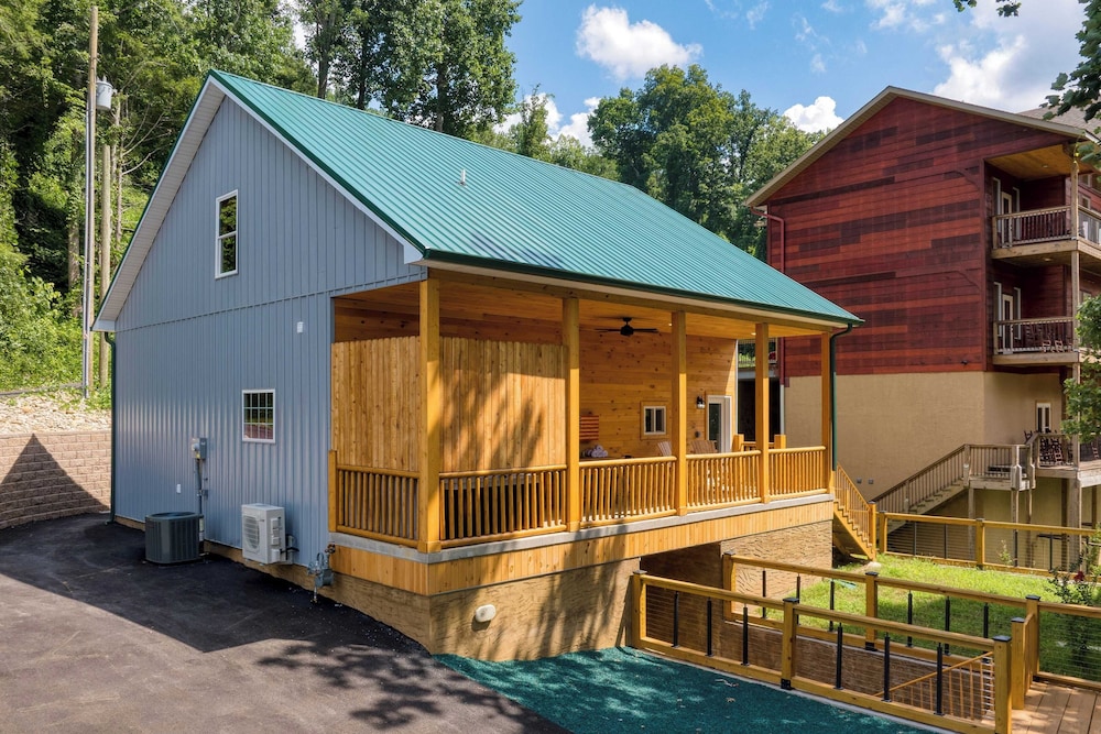 Cabin w/ Hot Tub, Game Room & Scenic Smoky Mountain Views Perfect by Avantstay