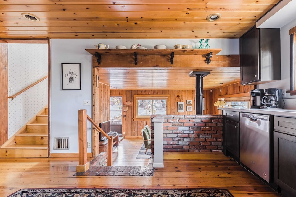 Sleeps 23 2 Homes, Lakefront, Private Dock, Hot Tub, Game Room, Swingset, View