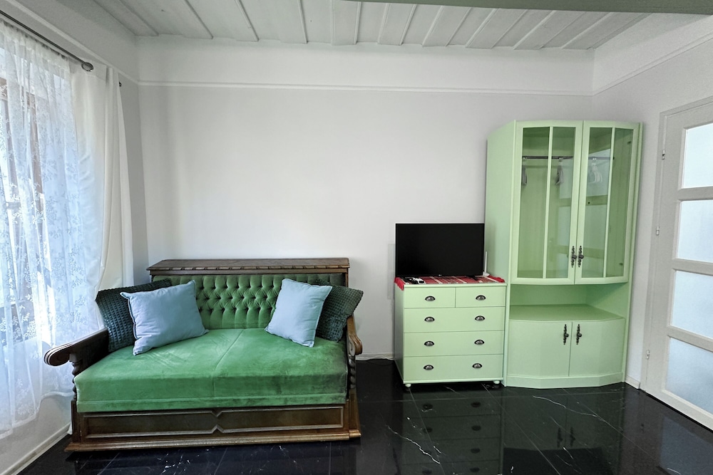 Nora Guest House