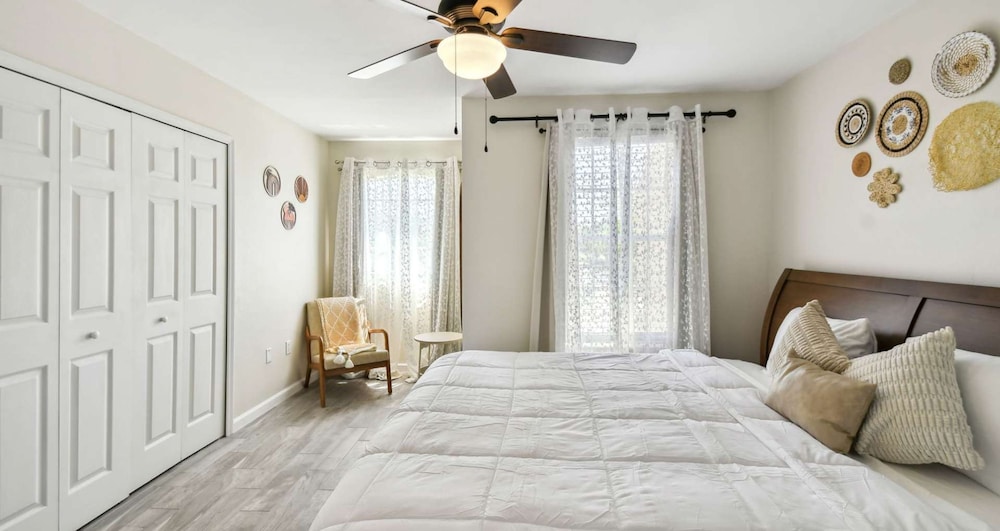Large 6BR Family Home w Pool Hot Tub Games Room