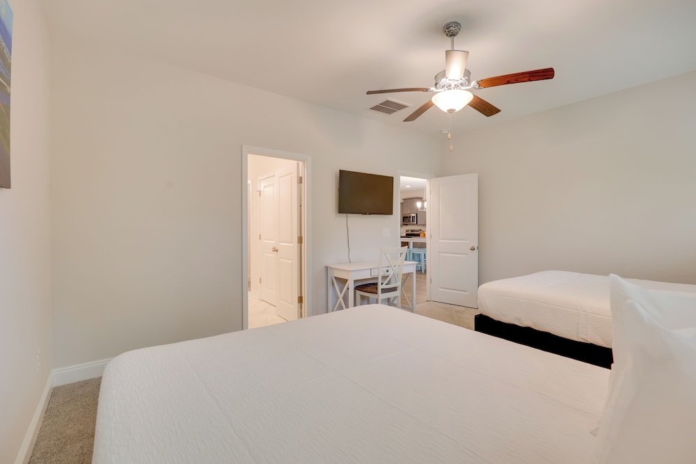 3 Mi to Sand & Surf: Ocean Isle Beach Retreat!