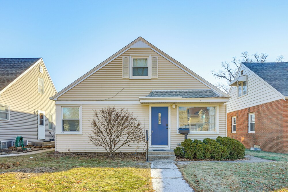Walk to Parks + Bunzel's Market: Milwaukee Home!