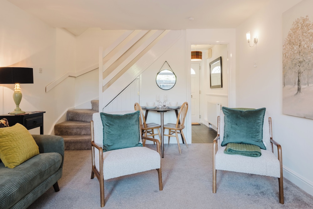 Corner House - Bright 2BD in Cheltenham