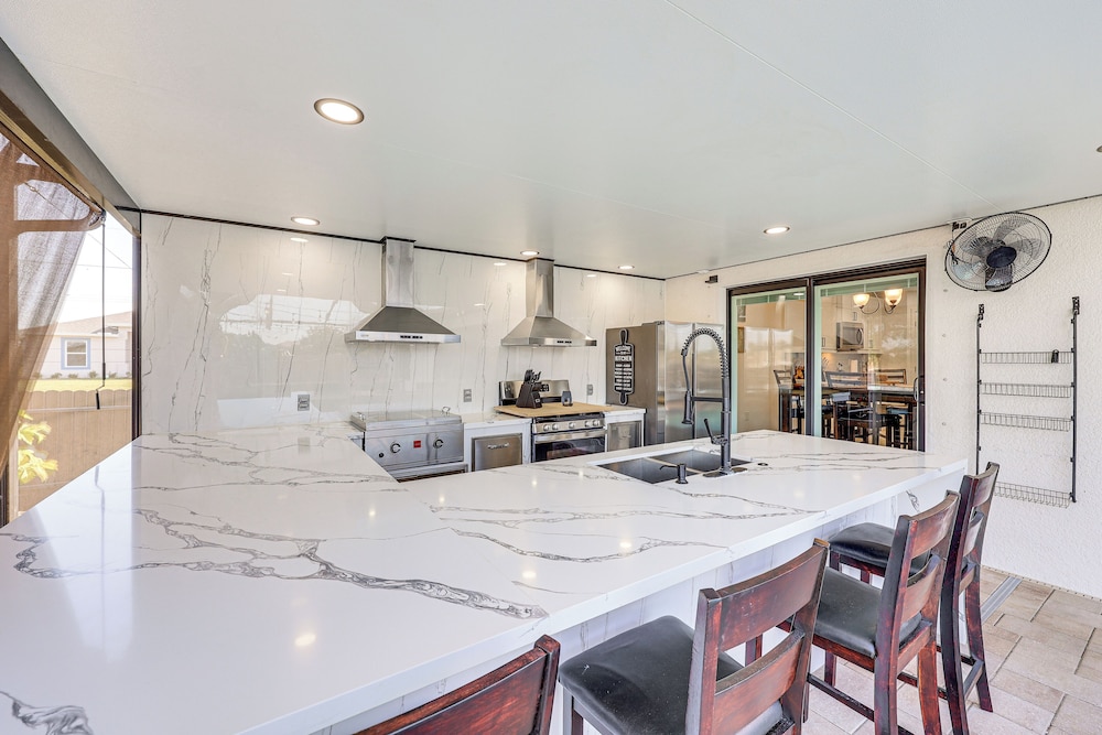 Poolside Oasis & Outdoor Kitchen: Cape Coral Home