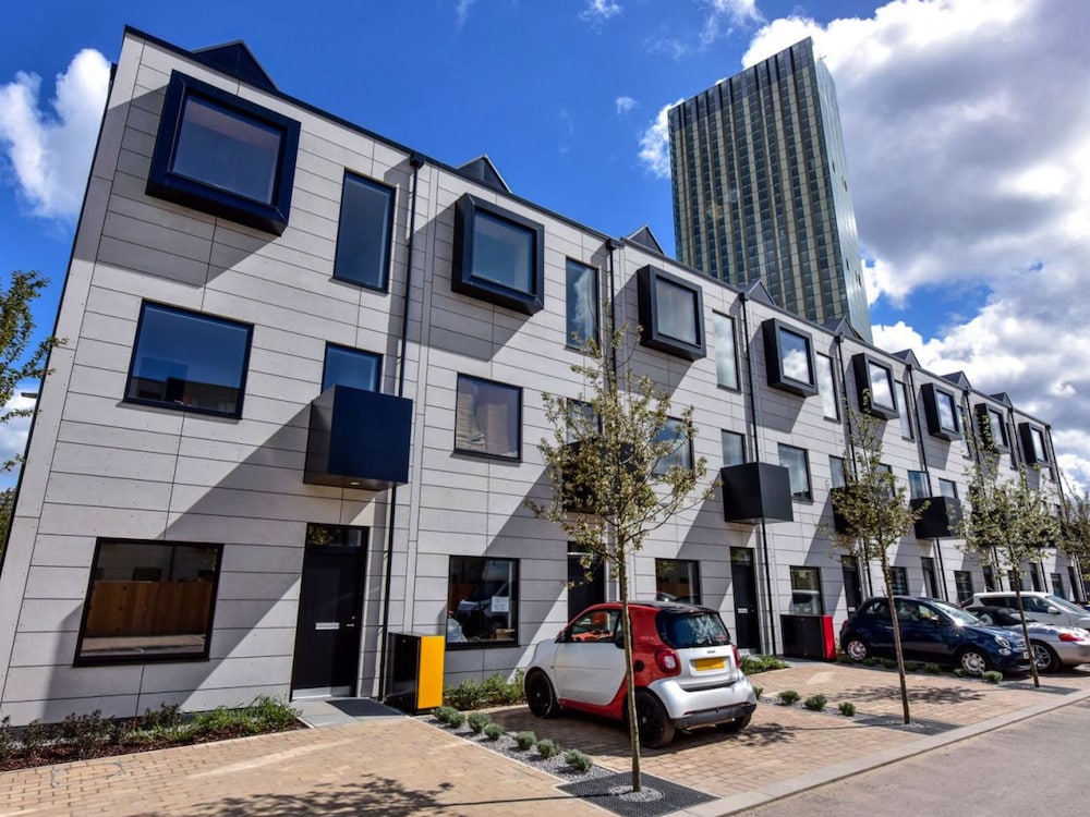Salford Vacations - Senior Lane Residence - Property Image 2