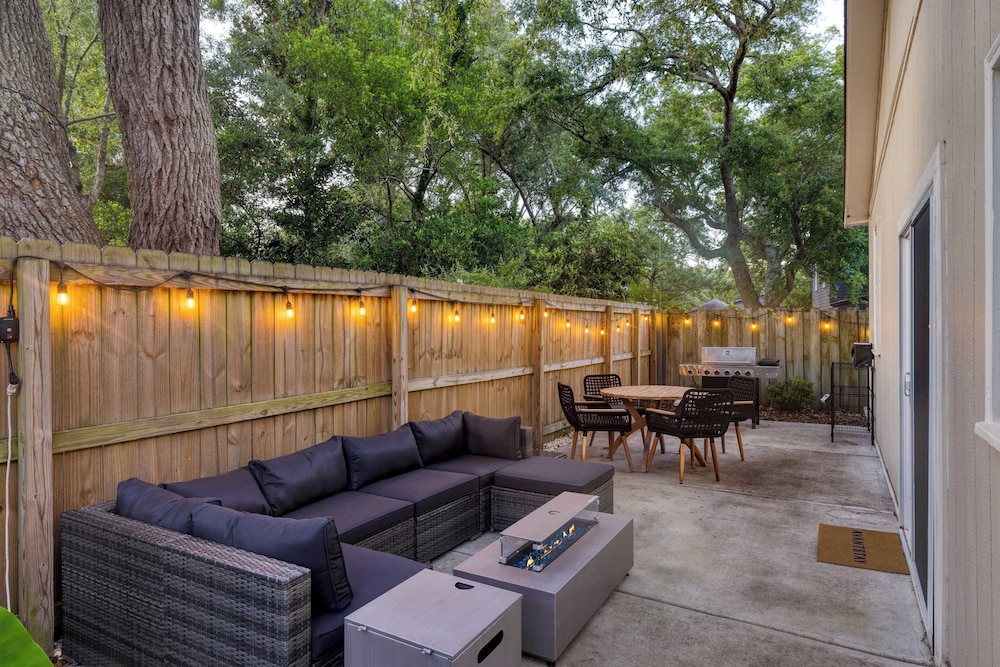 Arsenal Buyout by Avantstay 2 Homes Near Sullivans Island w/ Outdoor Dining