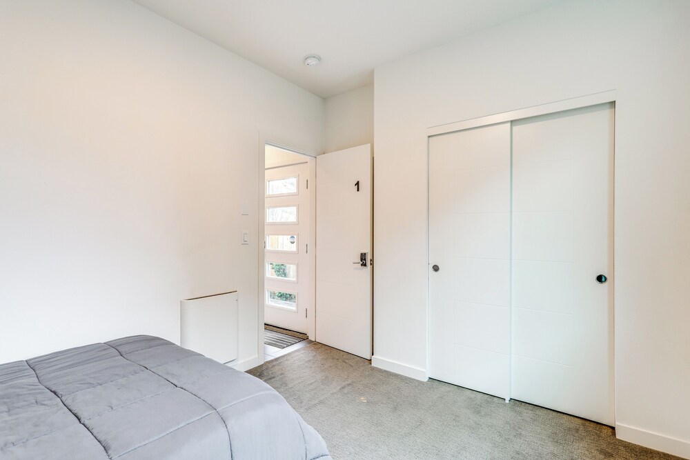 Walk to UW: Townhome w/ Rooftop Patio!
