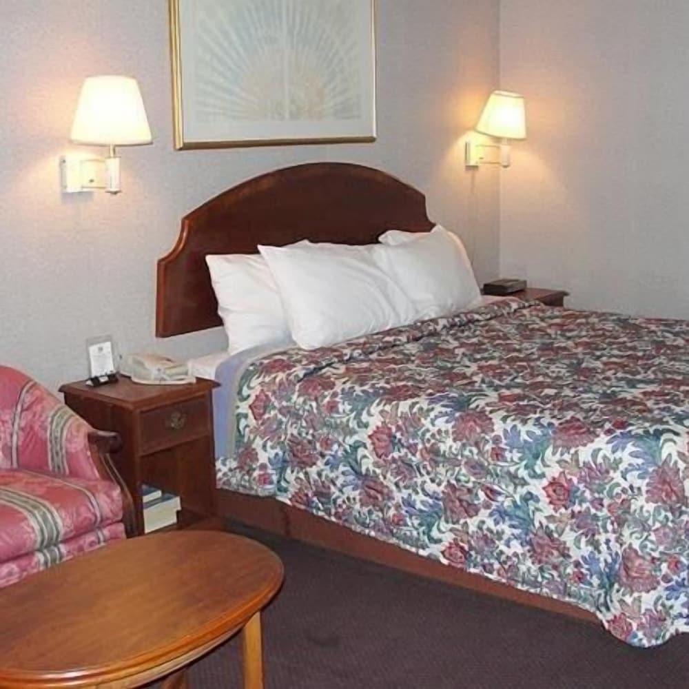 Royal Inn Knoxville Airport Alcoa view 2