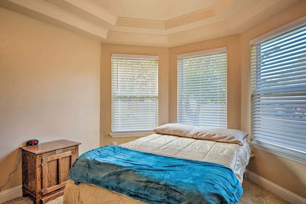 Coastal Retreat Near Redwoods & 2 Miles to Beach! view 5