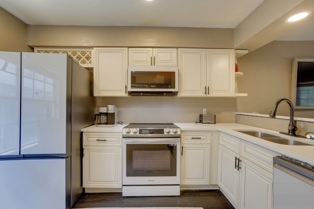 Near Airport & Interstate: Houston Area Townhome