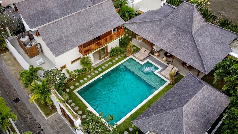 Villa Nabi by Alfred in Bali - New Family 5BR Villa Next to Seminyak Beach