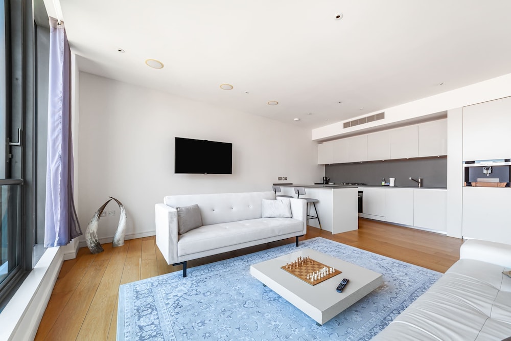 Luxury Penthouse Overlooking the Thames