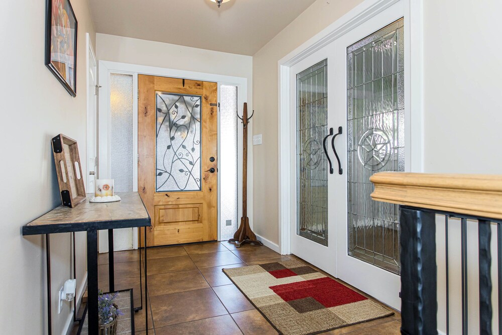 Waterfront 5 BR w/ Hot Tub Sleeps 13!